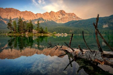 Dağ tepe Zugspitze. Göl Eibsee Garmisch Partenkirchen yakınındaki yaz gününde. Bavyera, Almanya