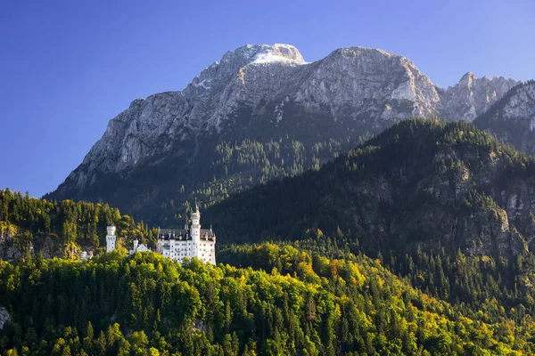 Castello di Neuschwanstein con paesaggio montano panoramico vicino a Fussen, Baviera, Germania — Foto Stock