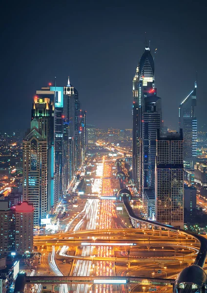 Increíble noche dubai skyline centro y carretera que conduce a Abu Dhabi, Dubai, Emiratos Árabes Unidos —  Fotos de Stock