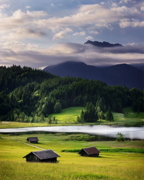 Lago Geroldsee durante el día de verano con el amanecer brumoso. Alpes bávaros, Baviera, Alemania . — Foto de Stock