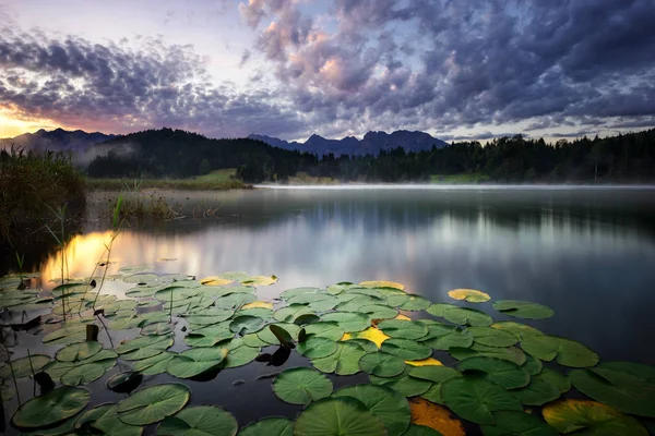 Geroldsee vista durante o outono com o nascer do sol nebuloso. Baviera Alps, Baviera, Alemanha . — Fotografia de Stock