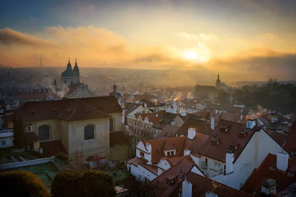 Misty Saint Nicolas church och Lesser town-området. Prag, Tjeckien — Stockfoto