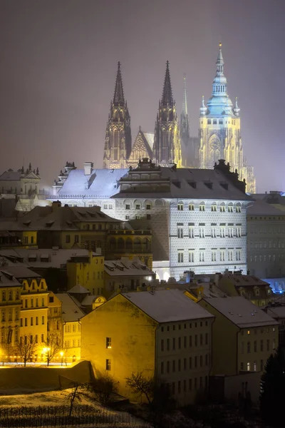 Sankt-Vitus-Kathedrale. verschneite Atmosphäre in der Winternacht. UNESCO, Prag, Tschechische Republik — Stockfoto