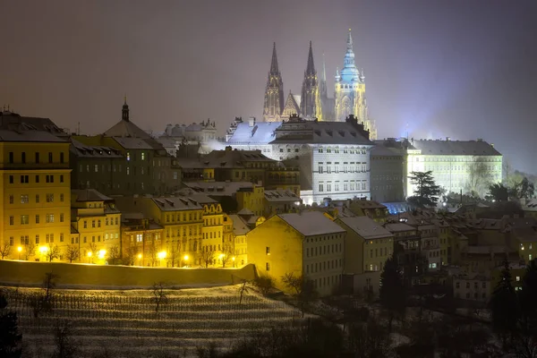 Sankt-Vitus-Kathedrale. verschneite Atmosphäre in der Winternacht. UNESCO, Prag, Tschechische Republik — Stockfoto