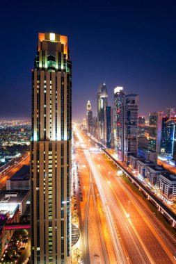 Muhteşem gece dubai şehir manzarası ve trafik saatinde reçel. Sheikh Zayed road, Dubai, Birleşik Arap Emirlikleri