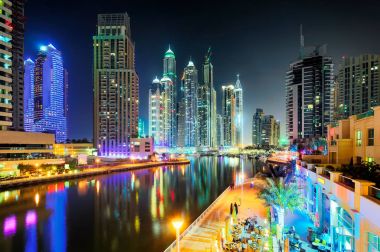 Dubai şehir silüetinin gece boyunca. Dubai Yat Limanı promenade, Birleşik Arap Emirlikleri.
