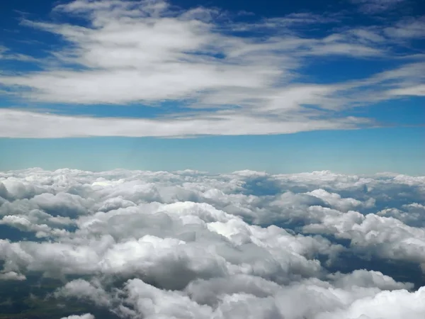 Langit biru berawan latar belakang, Dubai, Uni Emirat Arab — Stok Foto