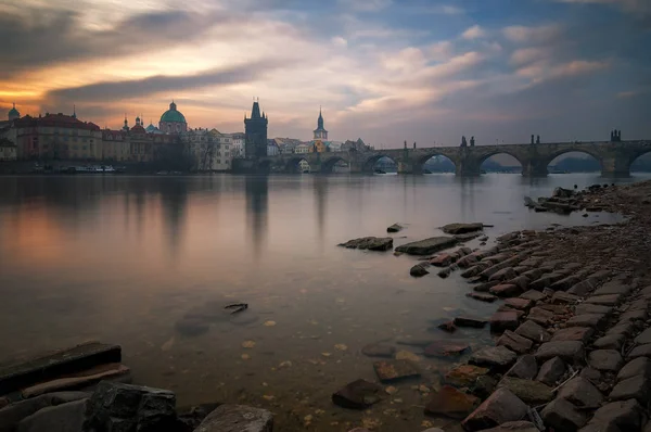 查理大桥在日出，布拉格，捷克共和国 — 图库照片