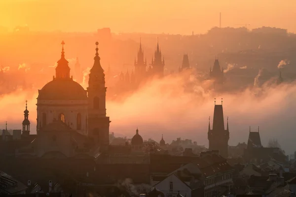 Praga niebla amanecer, República Checa — Foto de Stock