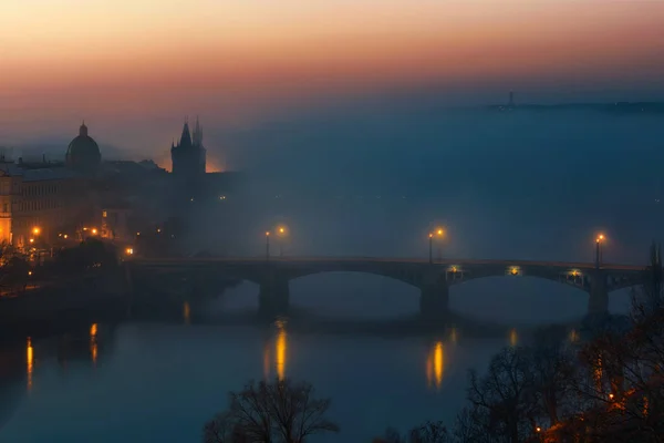 Puente de Carlos durante la mañana brumosa, Praga, República Checa — Foto de Stock