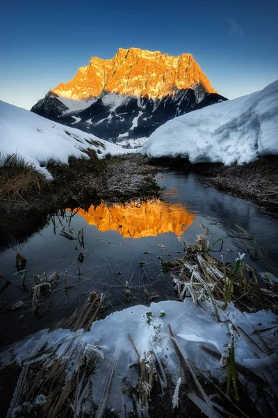 Cena Incrível Montanha Zugspitze Reflexão Congelada Pico Rio Frio Cena — Fotografia de Stock