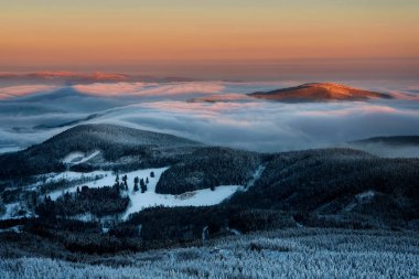 Muhteşem manzara Jested dağ tepe soğuk kış günü sırasında. Tipik karlı sabah. Orman karla kaplı. Güzel gündoğumu sabah. Liberec, Çek Cumhuriyeti.