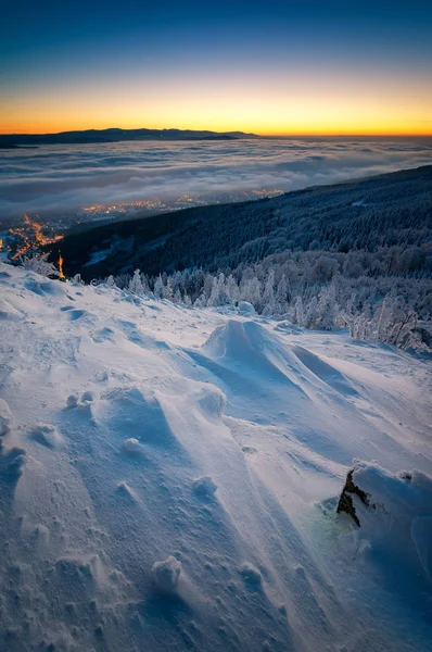 Удивительный вид с вершины горы Йестед в холодный зимний день. B — стоковое фото