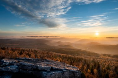 Güzel dağ zirvelerinde dramatik bir gün doğumu. Decinsky Sneznik