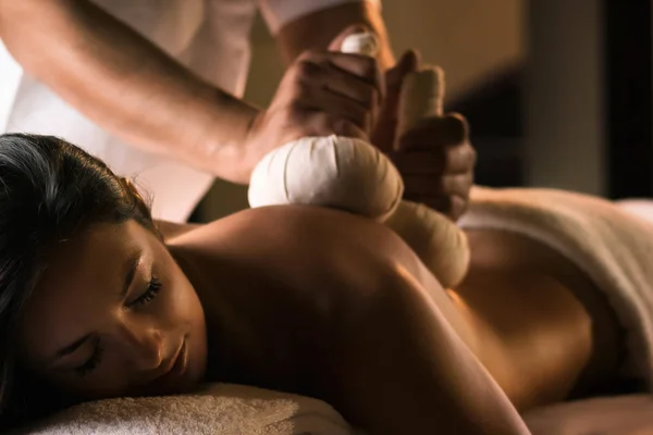 Massagem com bolas de ervas. Tratamento de spa de luxo — Fotografia de Stock