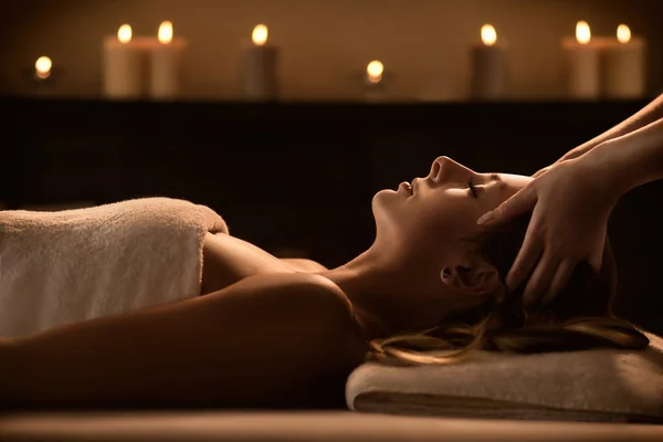 Genç kadın masaj bir lüks spa tatil sahiptir
