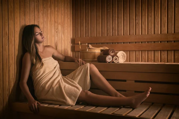 A menina relaxa em uma sauna — Fotografia de Stock