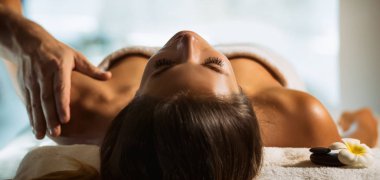 Kız spa alanında rahatlatır ve masaj alır