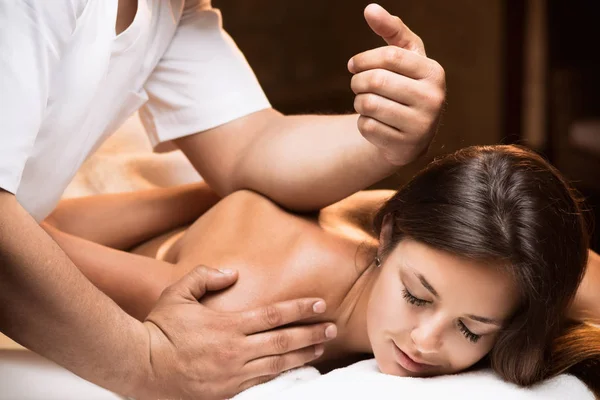 La chica disfruta de masaje de tejido profundo —  Fotos de Stock
