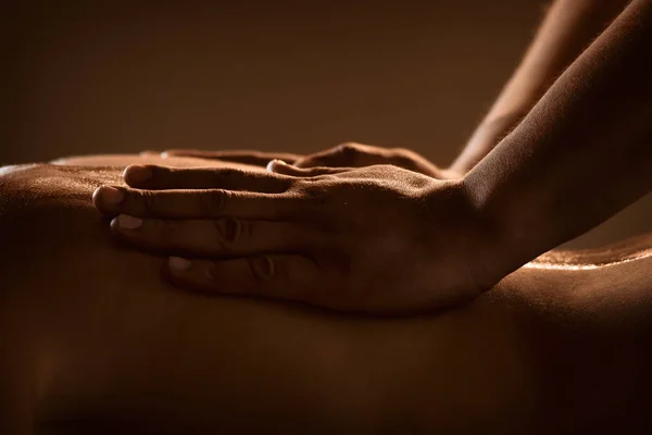 Massage Nahaufnahme mit den Händen des professionellen Masseurs — Stockfoto