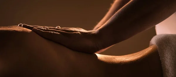 Massage närbild med händerna på professionell massör — Stockfoto