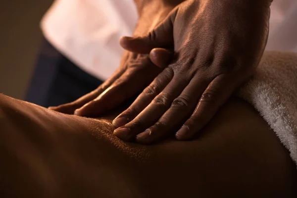 Massagem close-up com as mãos de massagista profissional — Fotografia de Stock