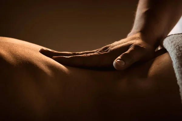 Massage närbild med händerna på professionell massör Royaltyfria Stockbilder