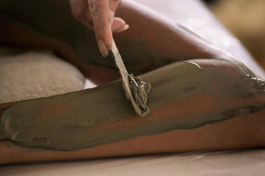 Tatlı çamur maskesi uygulama.