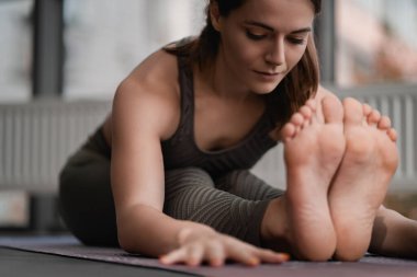 Atletik kadın yoga yapıyor. Kapatın. Sabah sakin ruh hali