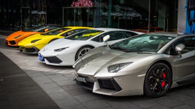 Cam duvarlar (Singapur, dört modern araba ayakta)