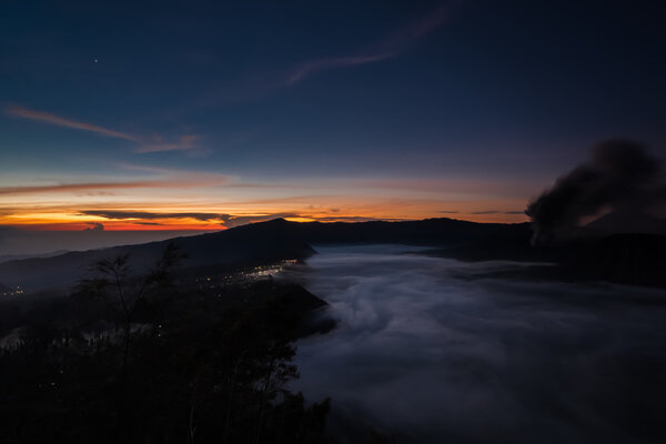 Туман ползает над водой возле маленького городка (Богорок, Индонезия)
)