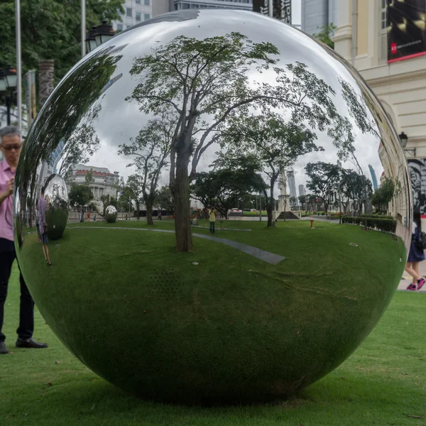 Büyük ayna topları Asian Civilisations Museum, Singapur'da'nın bahçesinde — Stok fotoğraf