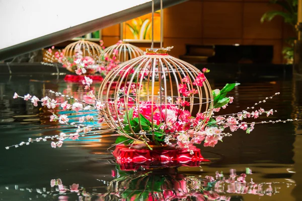 Gałęzi kwitnienia różowy rozciągnąć okrągłych komórek nad wodą (Singapur) — Zdjęcie stockowe
