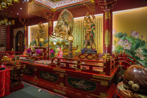 Maitreya Buddha en twee Bodhisattva's in de hal van een honderd draken in de tempel van de Heilige tand relikwie, Singapore — Stockfoto