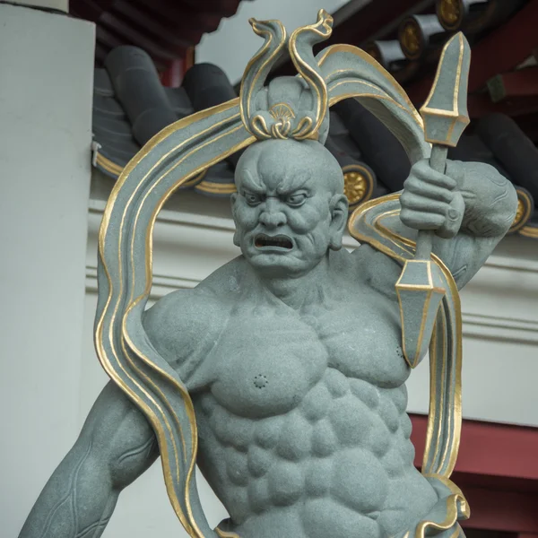 Bir adam tapınağın kutsal Tooth Relic, Singapur taş heykeli