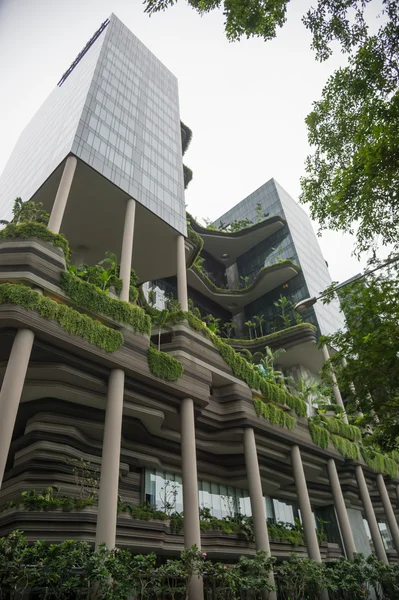 Binanın beton ve cam gökyüzüne ve alt kat rüzgarlar Yeşiller, Singapur üzerinde uzanır