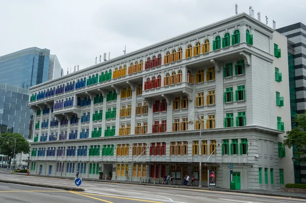 Moderní bílá budova s barevnými okny na ulici v Singapuru — Stock fotografie