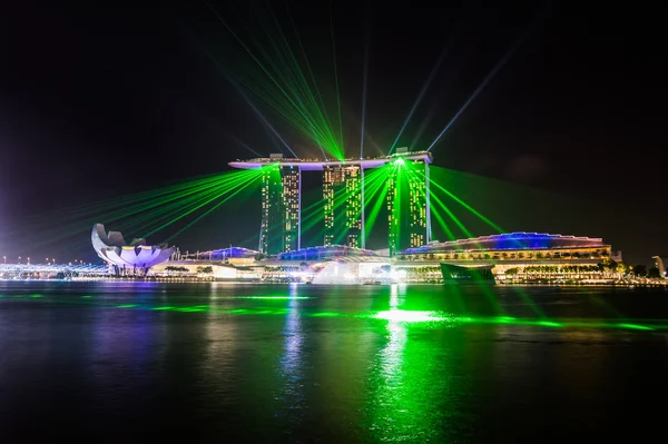 Gece ışıkları Marina Bay Sands Singapur yeşil kıyısında twinkle