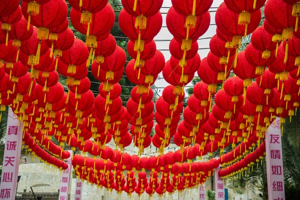 Masa de faroles rojos forma esférica colgando por encima del pasaje (Singapur ) — Foto de Stock