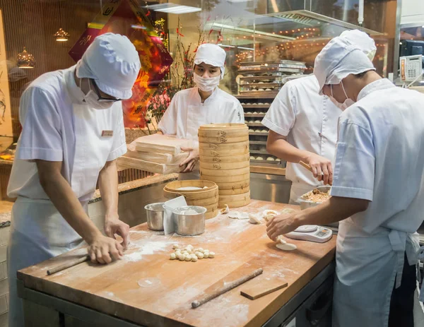 Şefler beyaz üniformalı hamur temiz mutfak (Singapur fincan pişmiş)