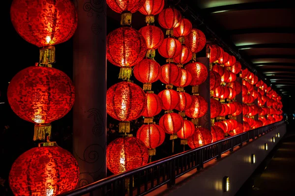 Mysterious bal-vormige lichten hang en licht langs de lengte van de corridor (Singapore) — Stockfoto