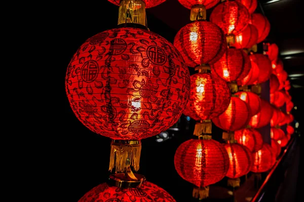 Chinese traditionele bal-vormige lantaarn schijnt in de nacht op de achtergrond van de lantaarns (Singapore) — Stockfoto