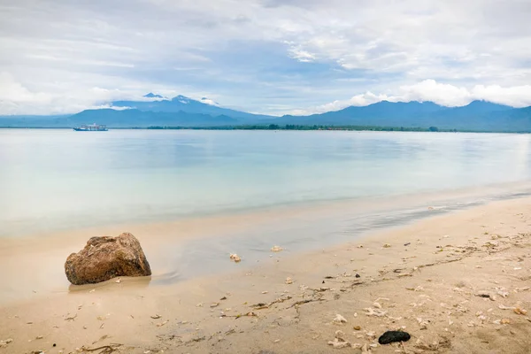Pietra Sulla Spiaggia Con Grande Vista Sul Mare Sumatra Indonesia — Foto Stock