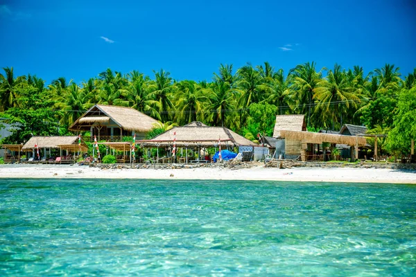 Avuç içi (Sumatra, Endonezya ile çevrili beach bungalov)