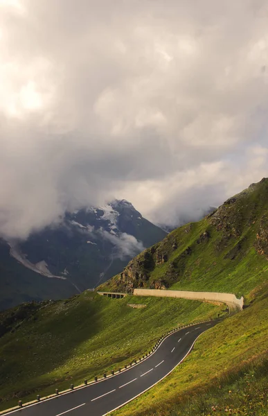 Sisli dağlar ve yol manzarası. Alpler, seyahat varış yeri.