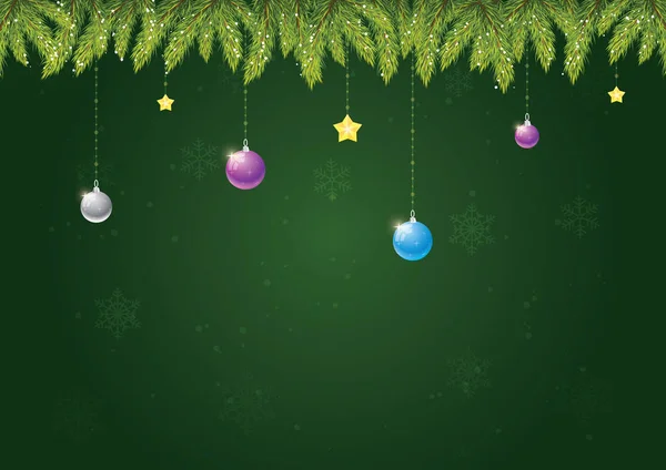 Yeşil arka planda, kar ve kar taneleriyle süslenmiş Noel iğneleri. Mutlu Noeller ve mutlu yıllar.!