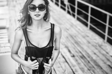 Siyah mayo açık rahatlatıcı esmer kız