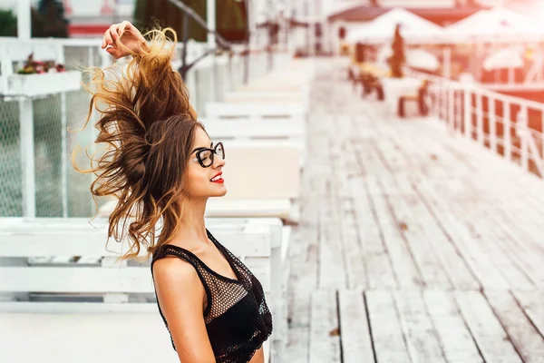 Ragazza in costume da bagno nero rilassante all'aperto — Foto Stock