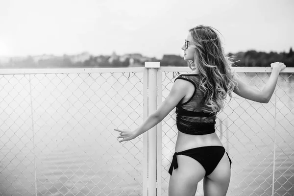 Brunette meisje in een zwarte zwembroek ontspannen buiten — Stockfoto