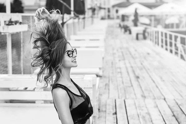 Menina morena em maiô preto relaxante ao ar livre — Fotografia de Stock